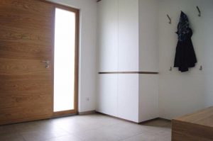 Wohnrauminspirationen aus Holz: Bild zeigt maßgefertigte Haustür aus Holz. Quelle: A. Vogel